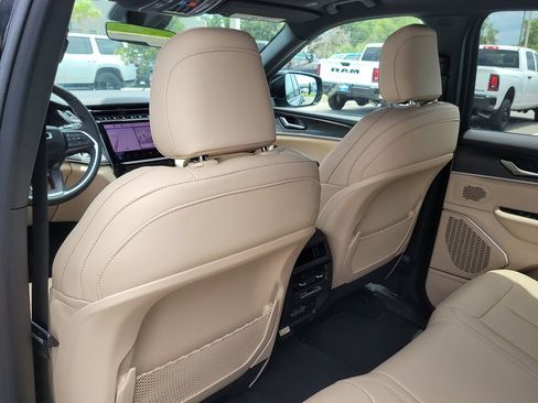 New 2025 Jeep Grand Cherokee Limited w/ Trailer Tow Package image 11