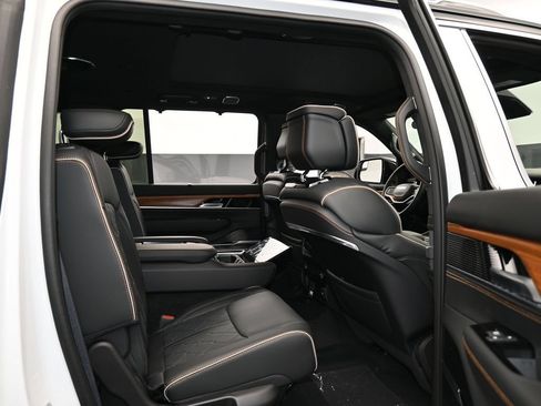 Used 2024 Jeep Grand Wagoneer Series III AWD/4WD image 35