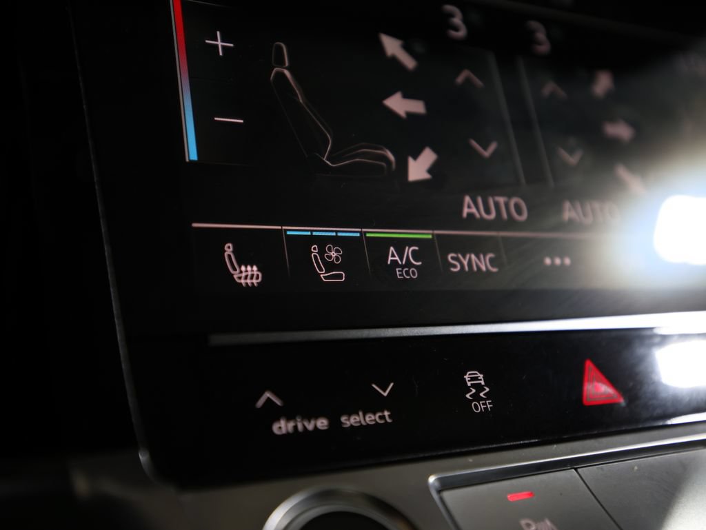 Used 2021 Audi e-tron Premium Plus w/ Premium Plus Package AWD/4WD image 29
