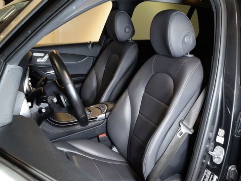 Used 2021 Mercedes-Benz GLC 300 4MATIC image 3