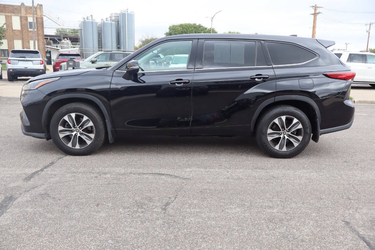 Used 2022 Toyota Highlander LE AWD/4WD image 8