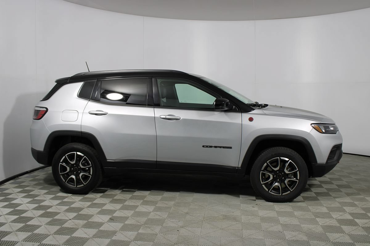 Used 2025 Jeep Compass Trailhawk AWD/4WD image 36