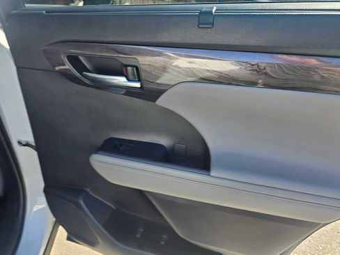 Used 2023 Toyota Highlander Limited image 13