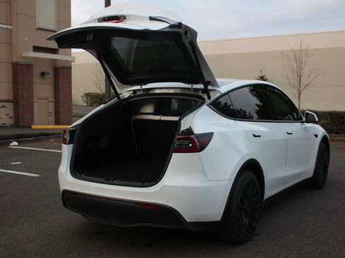 Used 2020 Tesla Model Y Long Range image 9