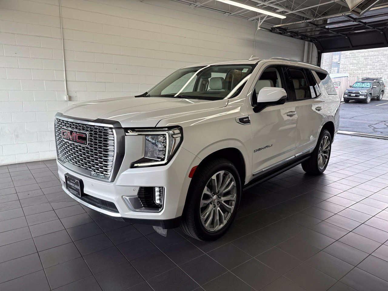 Used 2022 GMC Yukon Denali AWD/4WD image 4
