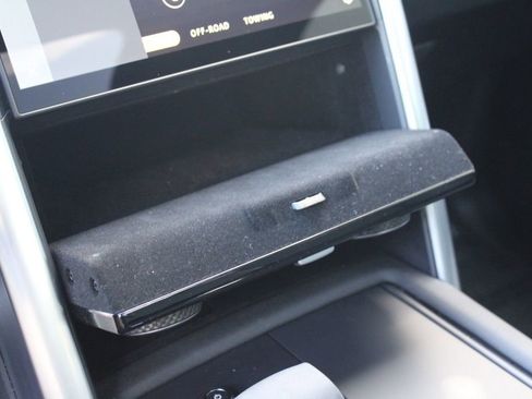 Certified 2025 Land Rover Discovery Dynamic SE image 30