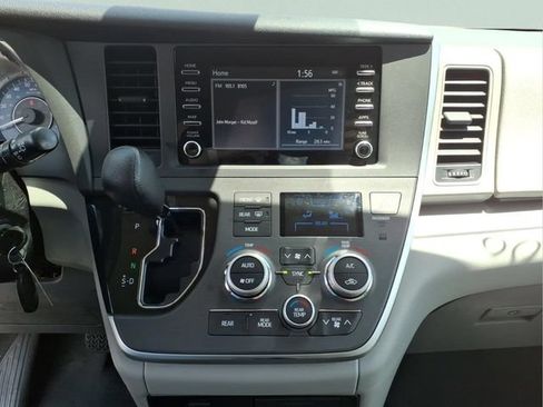 Used 2020 Toyota Sienna L FWD image 18