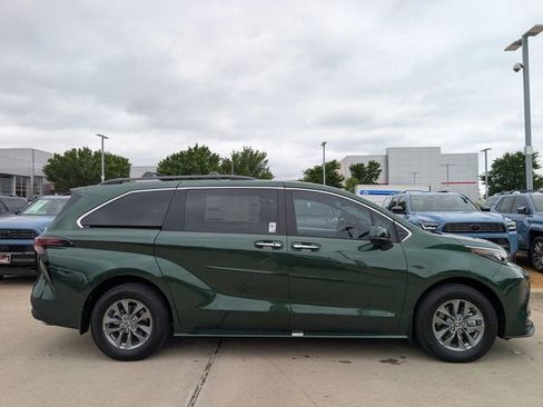 New 2026 Toyota Sienna XLE FWD image 3