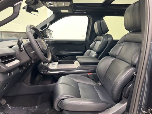 New 2025 Lincoln Navigator Reserve w/ Jet Appearance Package AWD/4WD image 9