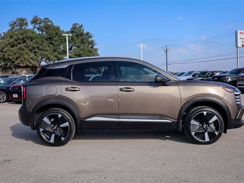 Used 2025 Nissan Kicks SR image 4