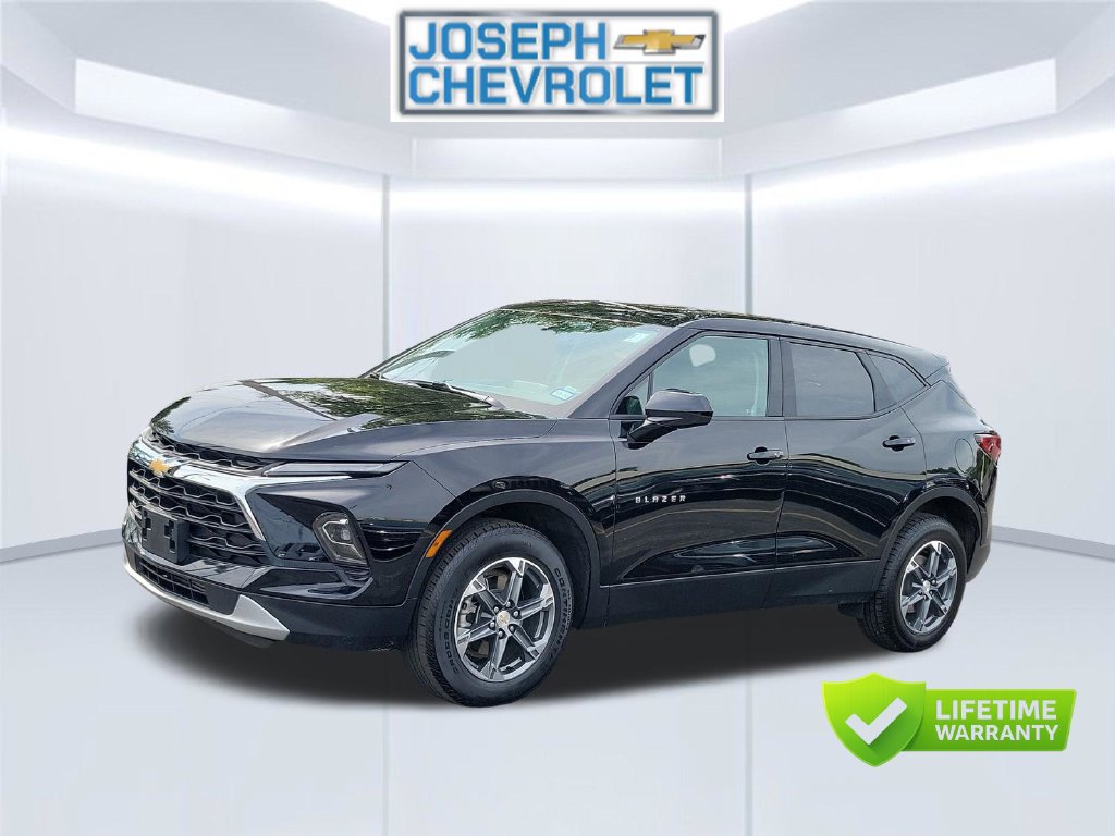 Used 2025 Chevrolet Blazer LT FWD image 2