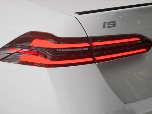 New 2026 BMW i5 eDrive40 w/ M Sport Package image 8