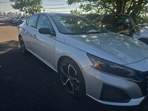 Used 2025 Nissan Altima 2.5 SR FWD image 3