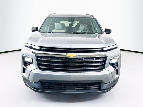 Used 2025 Chevrolet Traverse LT image 2