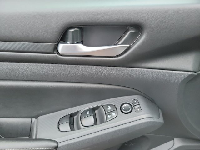 Used 2025 Nissan Altima 2.5 SV FWD image 13