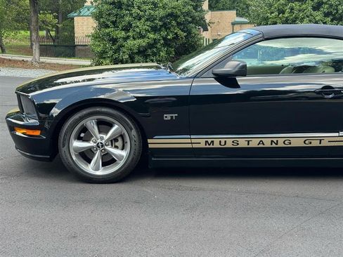 Used 2005 Ford Mustang GT RWD image 2