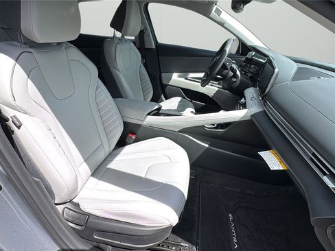Used 2025 Hyundai Elantra Limited image 14