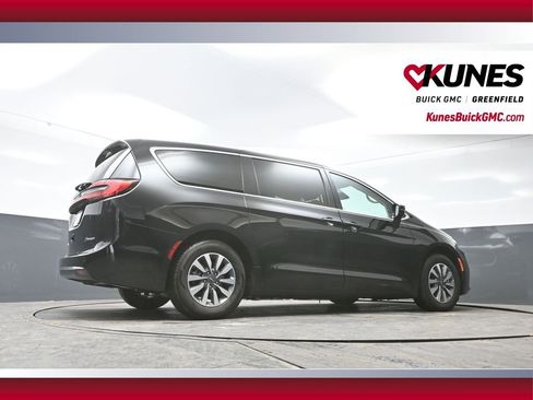 Used 2024 Chrysler Pacifica Select FWD image 46