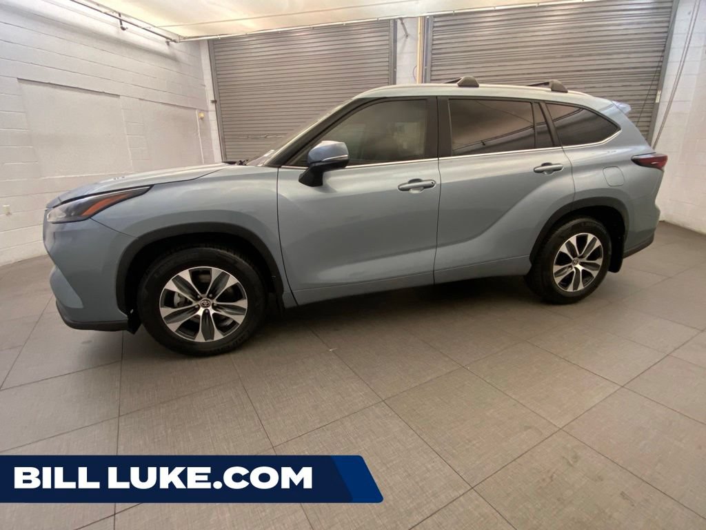Used 2024 Toyota Highlander XLE FWD image 1