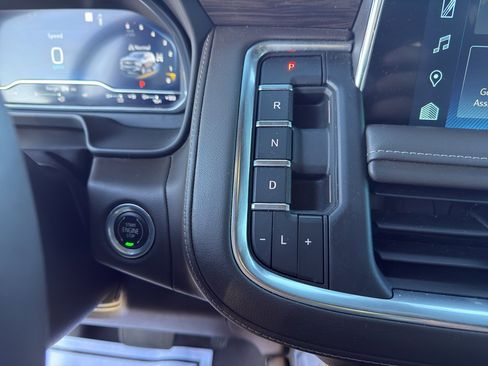 Used 2022 Chevrolet Suburban LT w/ Luxury Package image 17