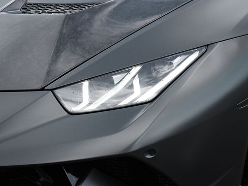 Used 2018 Lamborghini Huracan Performante AWD/4WD image 6