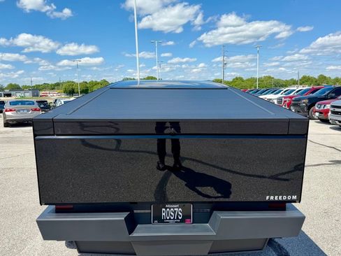 Used 2025 Tesla Cybertruck AWD Crew Cab image 7