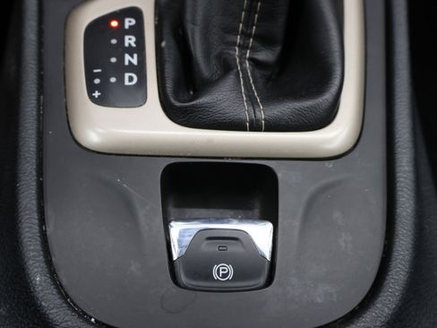 Used 2016 Jeep Cherokee Latitude w/ Cold Weather Group AWD/4WD image 39
