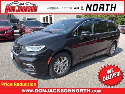 Used 2025 Chrysler Pacifica Select