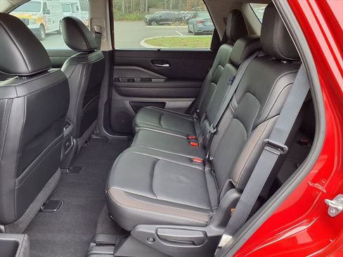 Used 2024 Nissan Pathfinder SL image 11