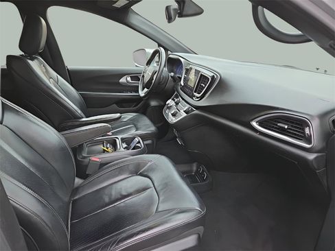 Used 2018 Chrysler Pacifica Touring-L w/ Premium Audio Group image 10