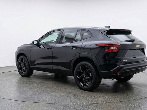 Used 2025 Chevrolet Trax LT w/ LT Convenience Package image 6