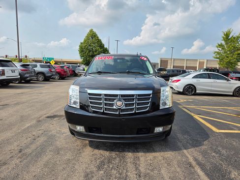 Used 2013 Cadillac Escalade ESV Luxury RWD image 2