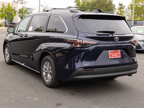 New 2026 Toyota Sienna XLE FWD image 7