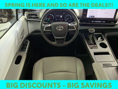 Used 2025 Toyota Sienna XLE image 12