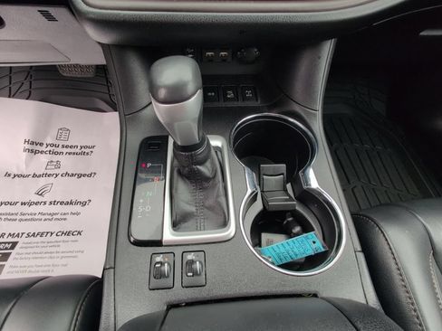 Used 2019 Toyota Highlander XLE AWD/4WD image 23