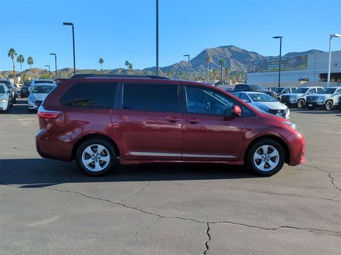 Used 2019 Toyota Sienna LE image 5