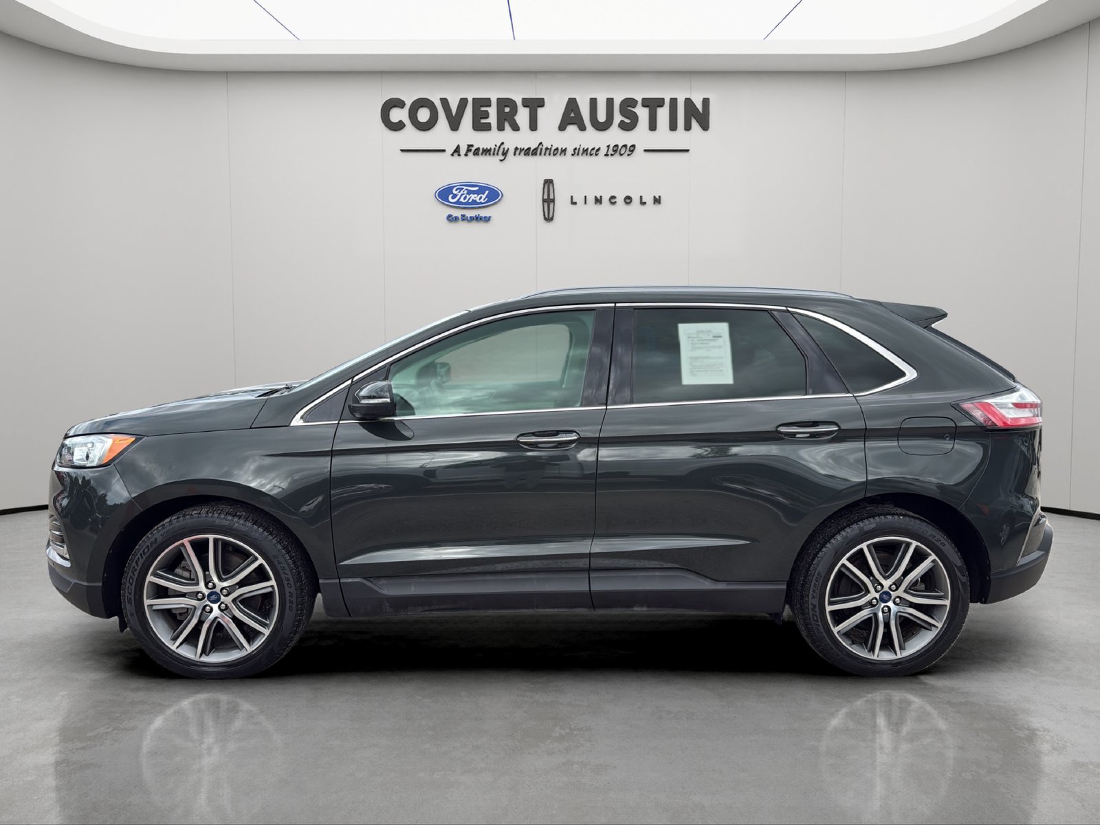 Used 2022 Ford Edge Titanium AWD/4WD image 2