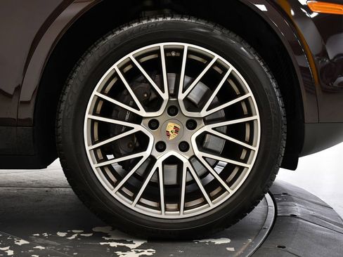 Used 2023 Porsche Cayenne Platinum Edition image 20