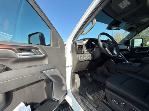 New 2026 GMC Sierra 3500 Denali w/ Denali Reserve Package AWD/4WD image 16