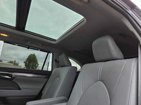 Certified 2025 Toyota Highlander Platinum AWD/4WD image 19