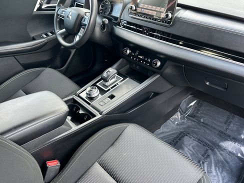 Used 2022 Mitsubishi Outlander ES image 19