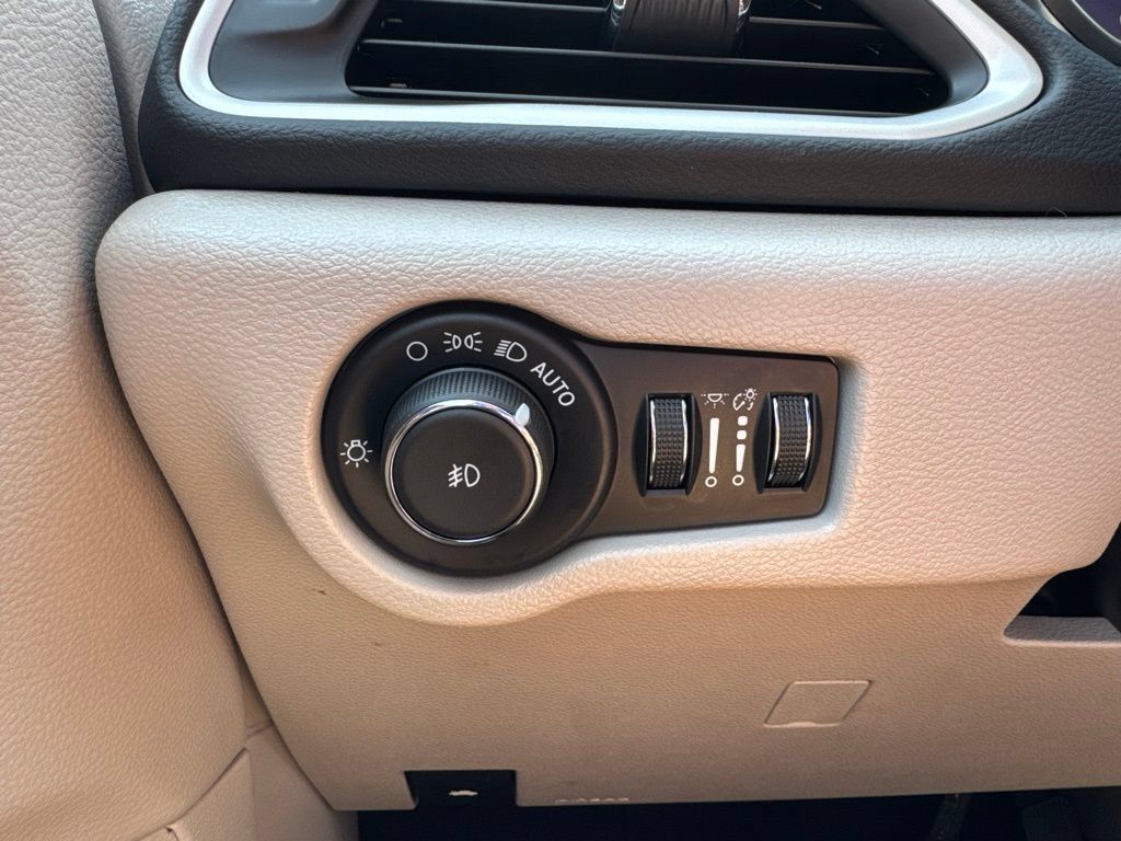 Certified 2024 Chrysler Pacifica Touring-L FWD image 11