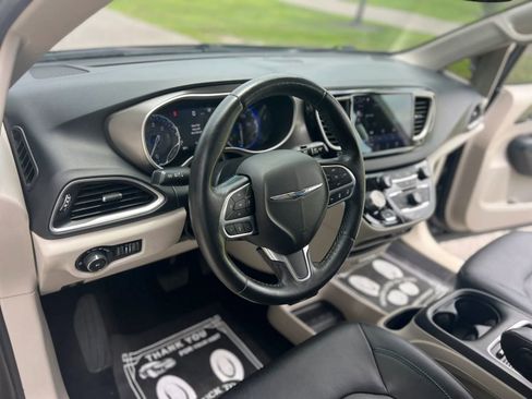 Used 2021 Chrysler Pacifica Touring-L FWD image 9