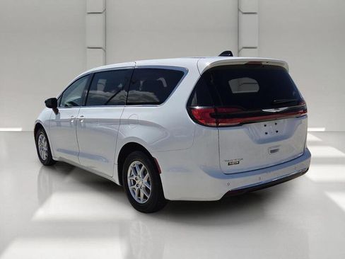 Certified 2024 Chrysler Pacifica Touring-L FWD image 3