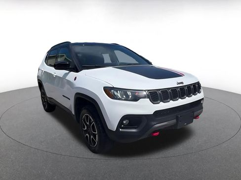 Used 2025 Jeep Compass Trailhawk AWD/4WD image 3