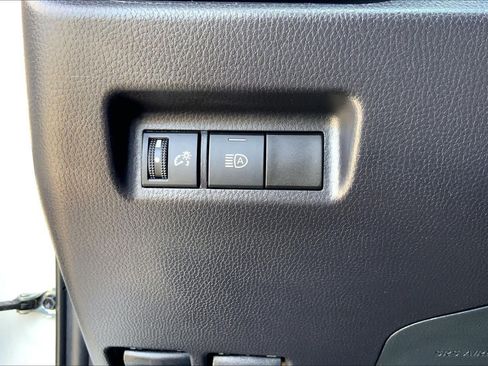 Used 2025 Toyota RAV4 XLE FWD image 33