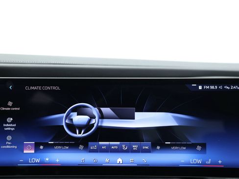 Used 2023 BMW 740i w/ Parking Assistance Package RWD image 32