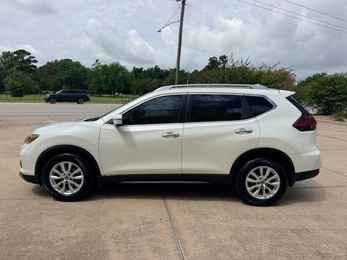 Used 2018 Nissan Rogue SV w/ Premium Package FWD image 2