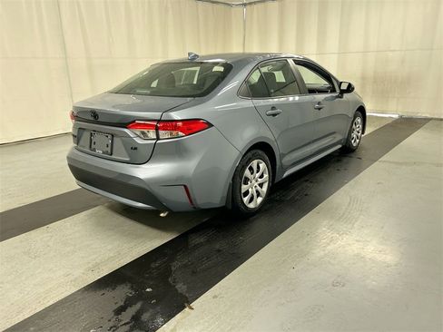 Used 2022 Toyota Corolla LE image 2