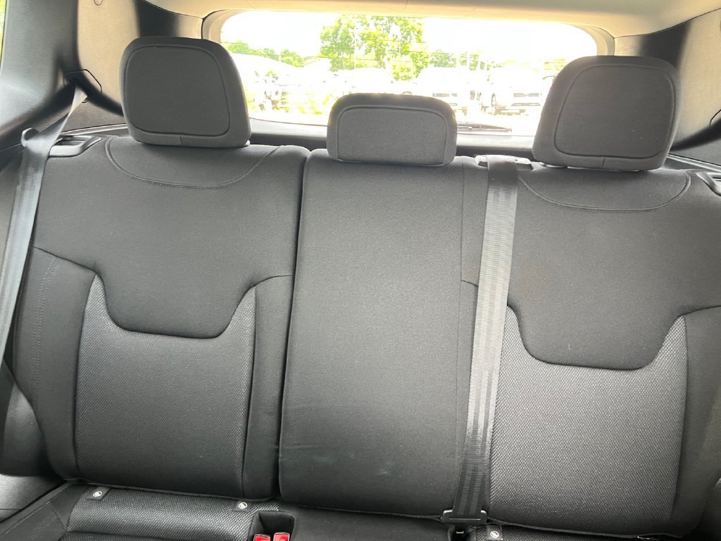 Used 2023 Jeep Renegade Latitude AWD/4WD image 37